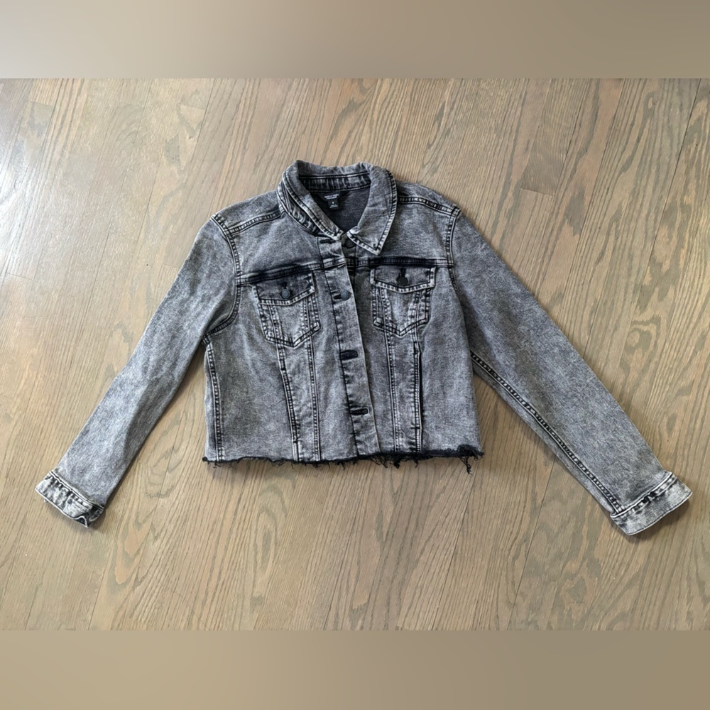 Simply Vera Vera Wang black gray acid wash denim jacket with a raw hem size m
